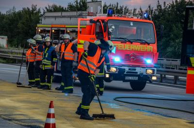 Wendlingen: Auffahrunfall zwischen zwei Lkw sorgt fuer lange Staus auf der A8